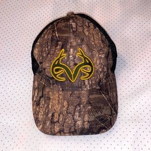 REALTREE camouflage hat with gold antlers on front mesh back elastic band L/XL